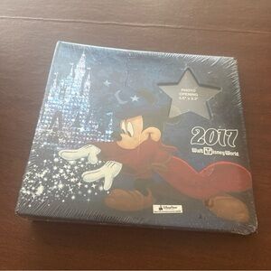 NWT Walt Disney World 2017 Photo Alb. Sorcerer Mickey. Holds 200 Photos; 2 CDs.